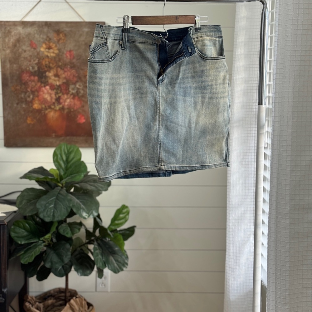 Rock & Republic Khloe Denim Mini Skirt in Faded Blue